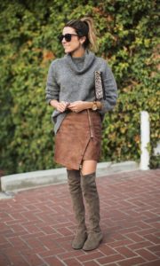 Серый свитер, юбка-асимметрия и сапоги выше колен