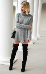 Светло-серое платье-свитер с разрезом и высокие сапоги