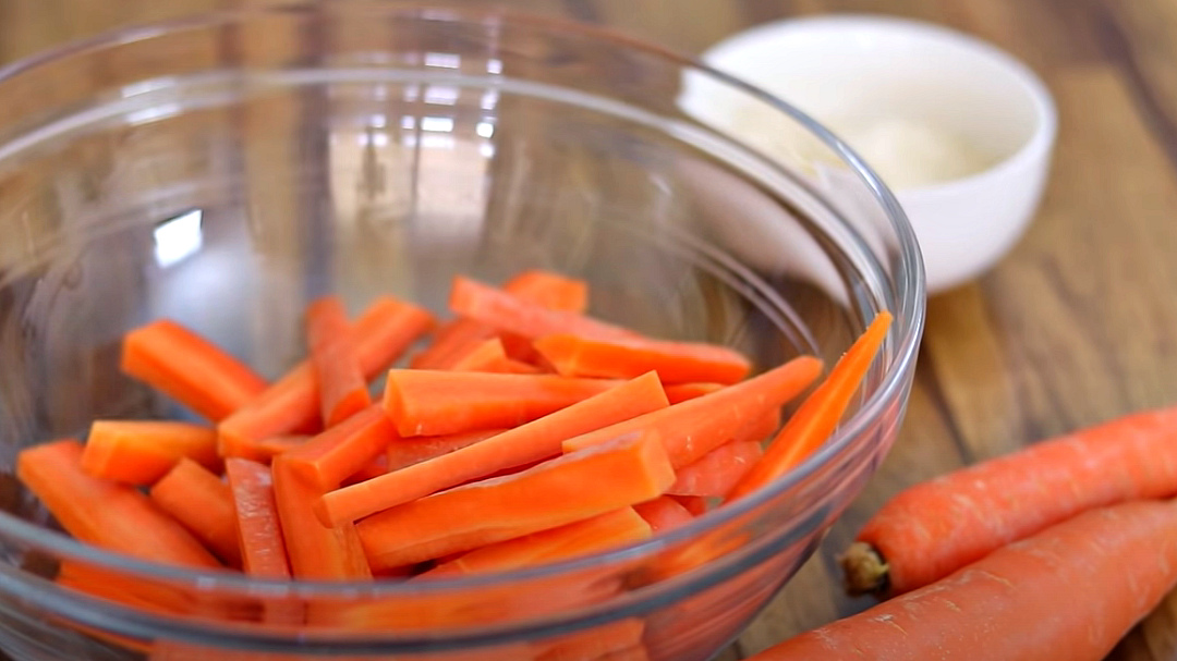 Минимум ингредиентов. Рецепт запеченной моркови с чесноком на гарнир